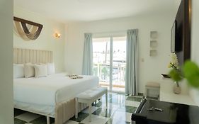 Hotel Checkin El Cortecito